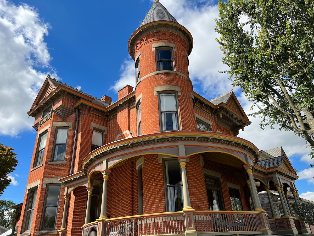 Queen Anne Boutique In Tiffin's Frost Village