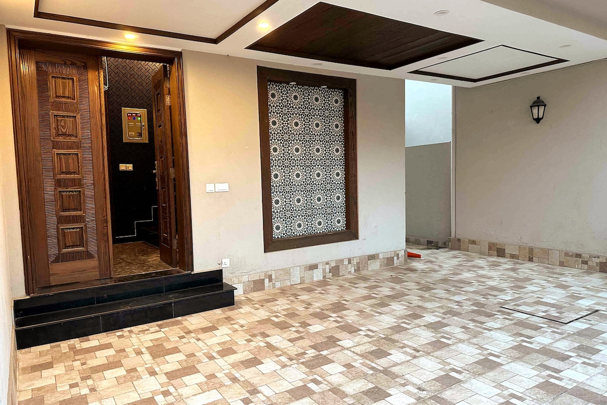 Luxury 5-bedroom house - Bahria town