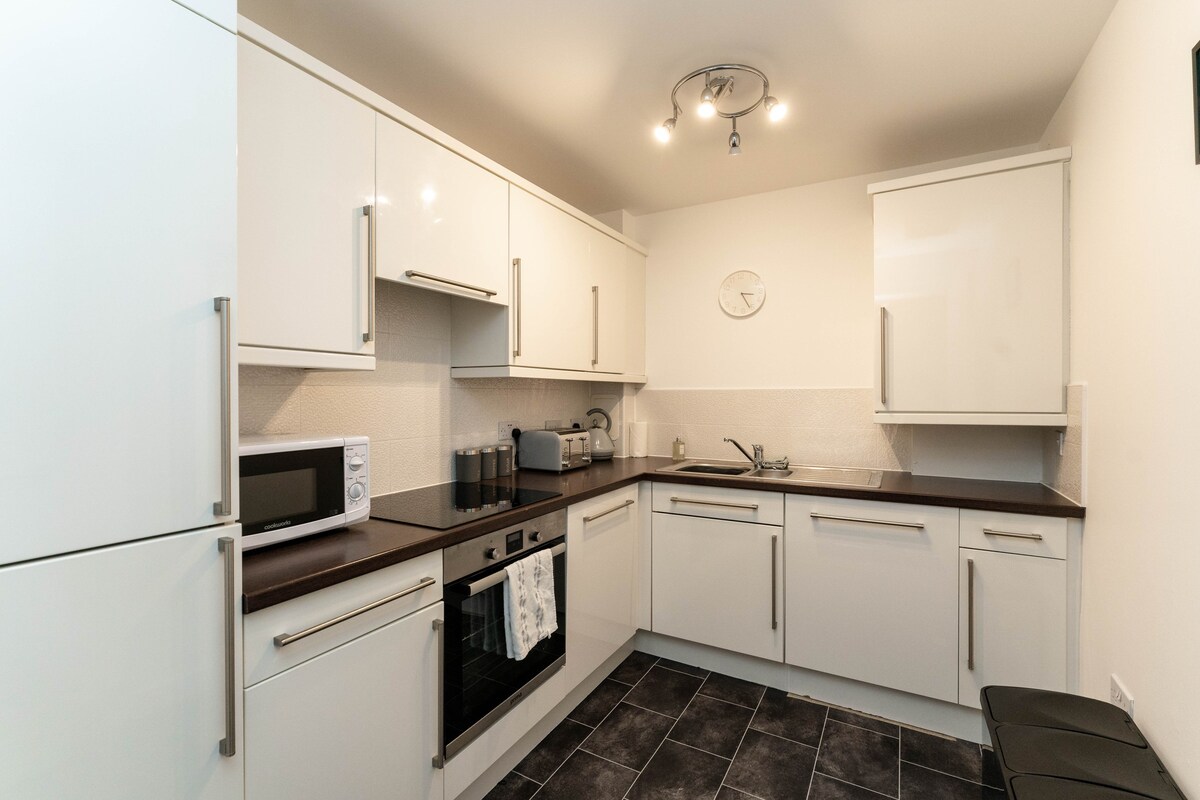 Castle View - ground floor 2 bedroom free parking