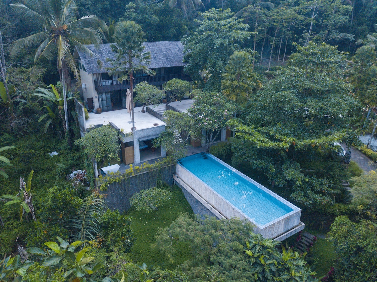 乌布（ Ubud ） 3卧室别墅令人惊叹的无边泳池