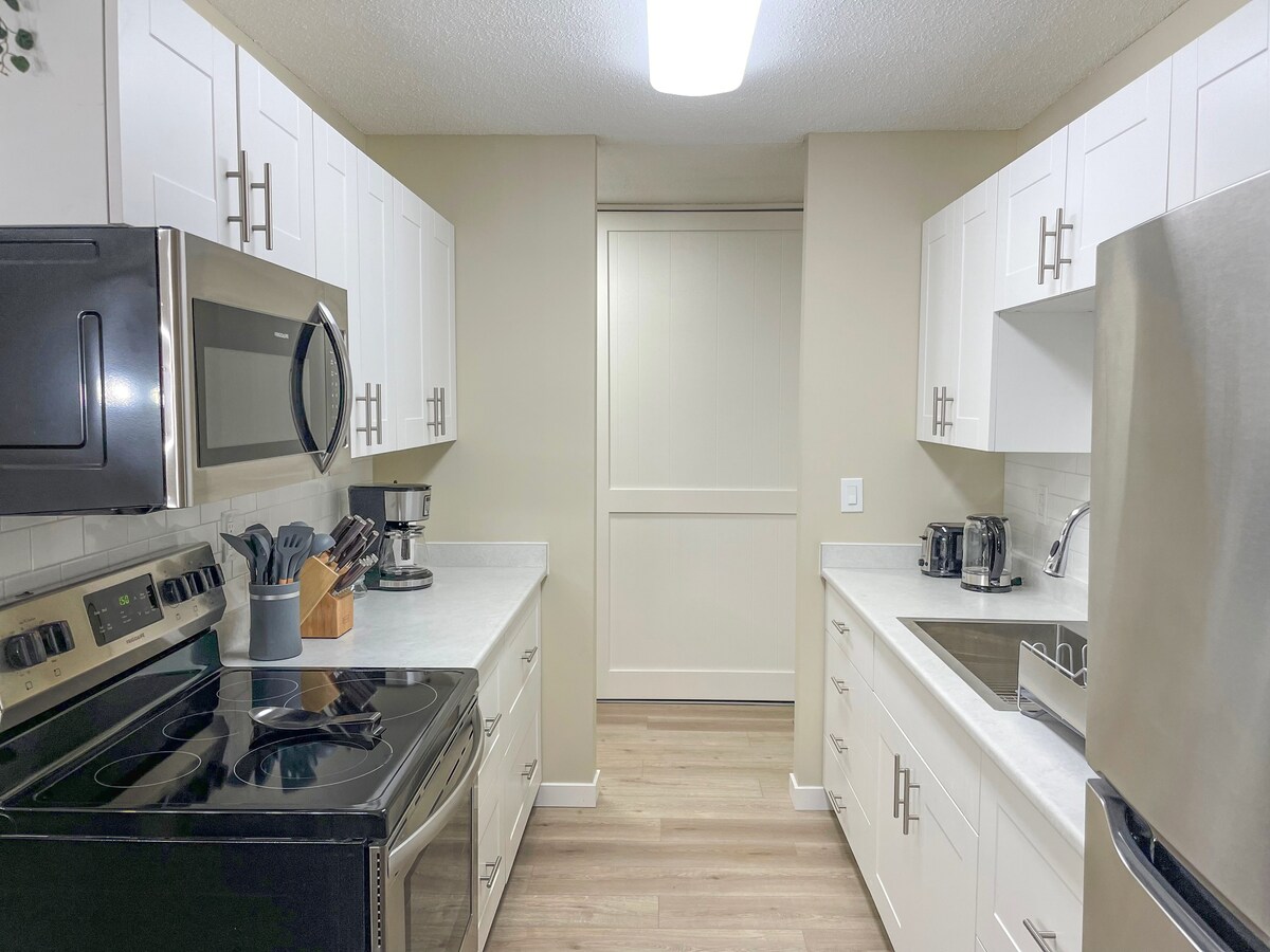 2 Bdr with 3 beds & Full Kitchen - Walk Downtown!