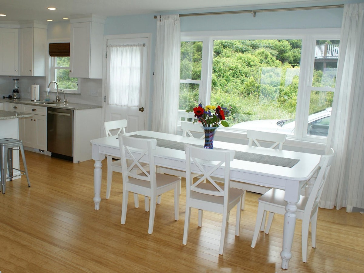 Cheerful oceanfront cottage with your own beach