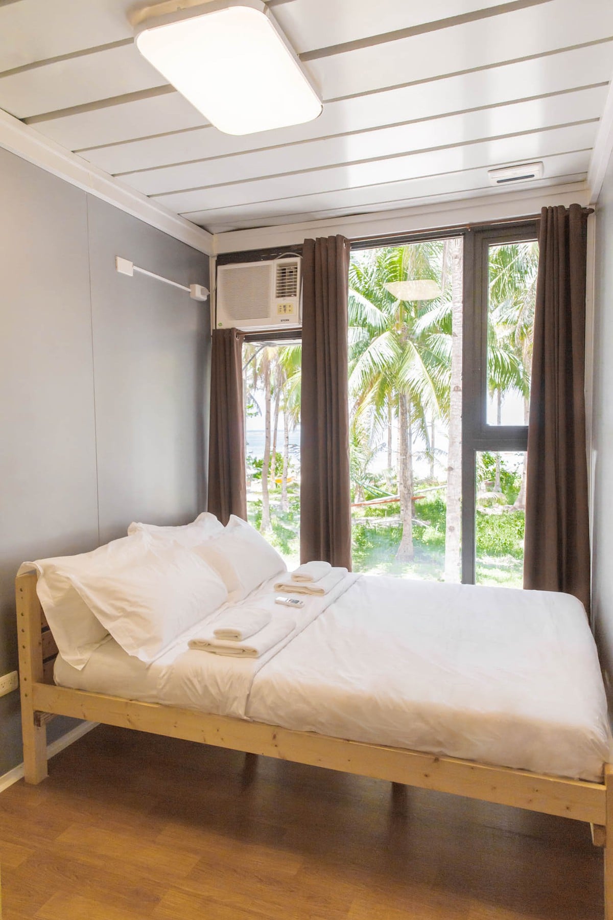 位于锡亚高海景（ Siargao Ocean View ）中心的舒适双人客房