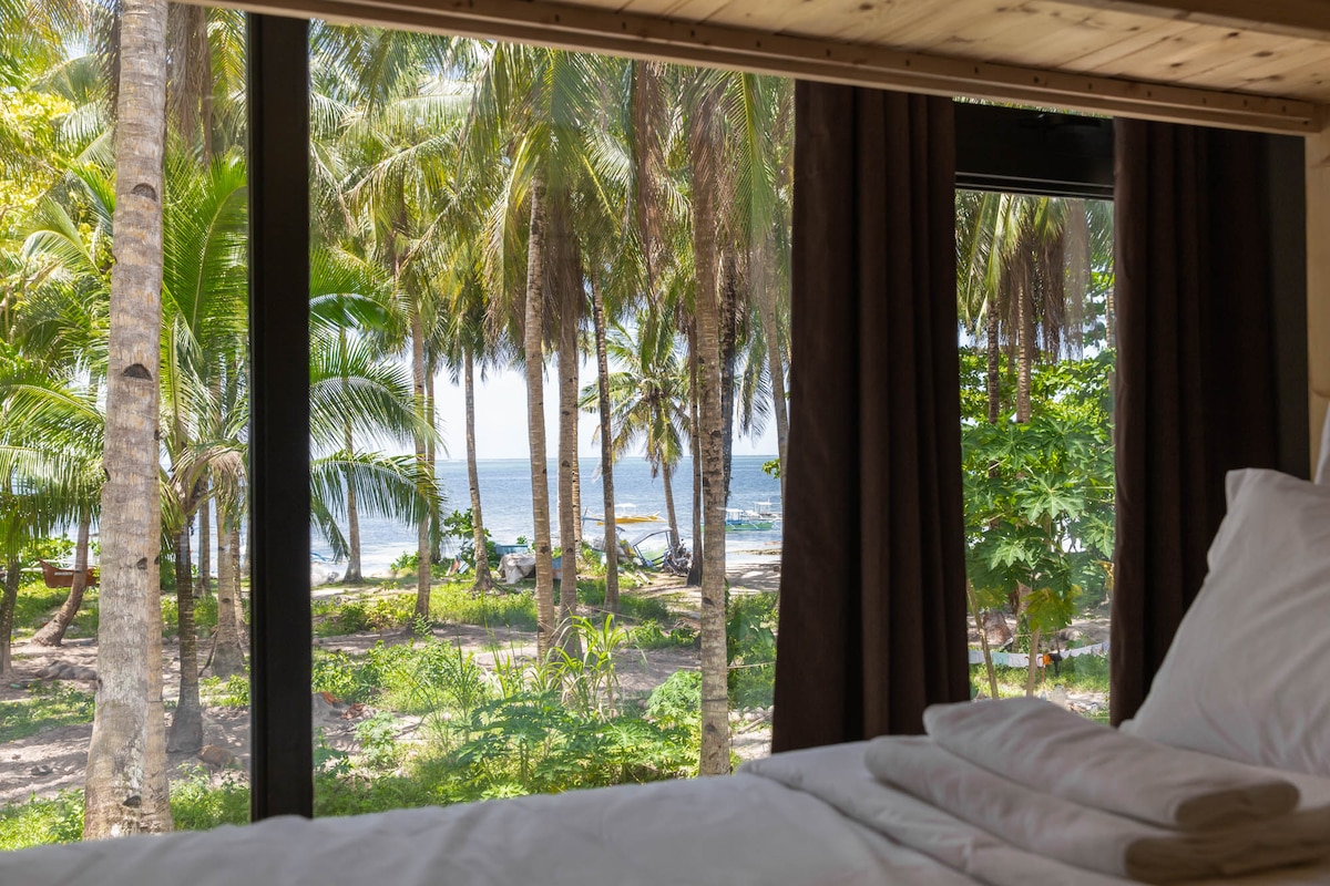 位于锡亚高海景（ Siargao Ocean View ）中心的舒适双人客房