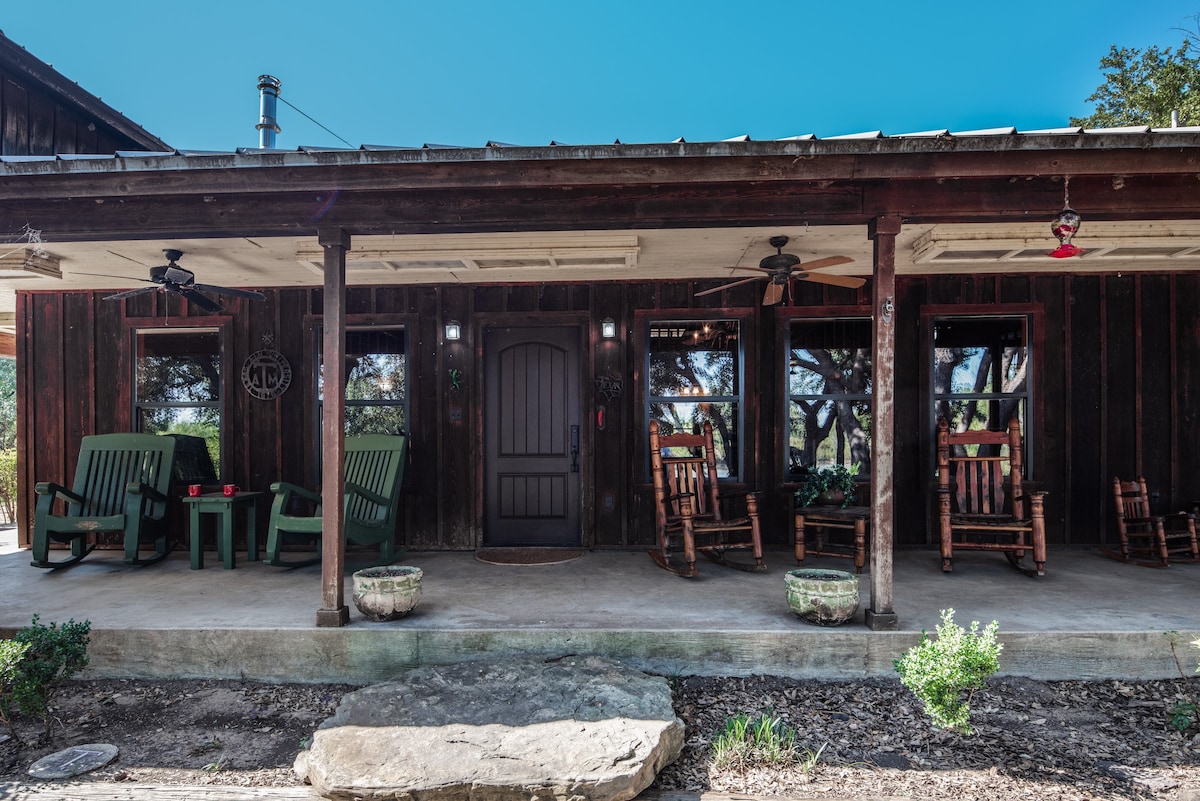 Seclusive ranch house with pond.