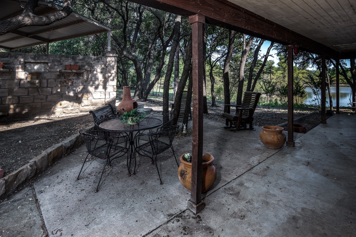 Seclusive ranch house with pond.