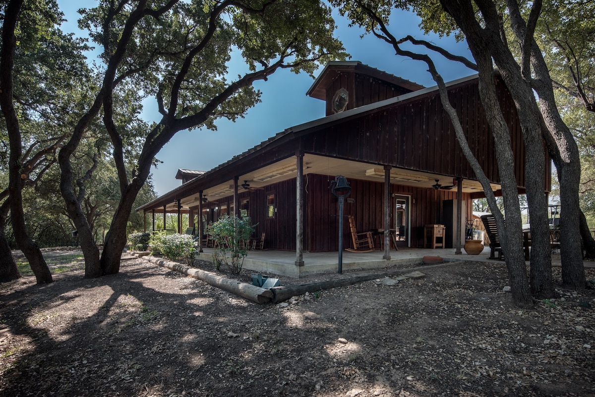 Seclusive ranch house with pond.