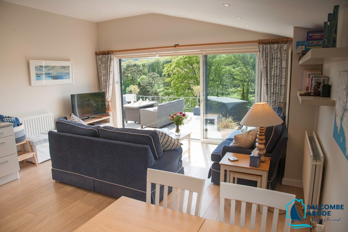 Lovely 2 bed apartment with stunning coastal views