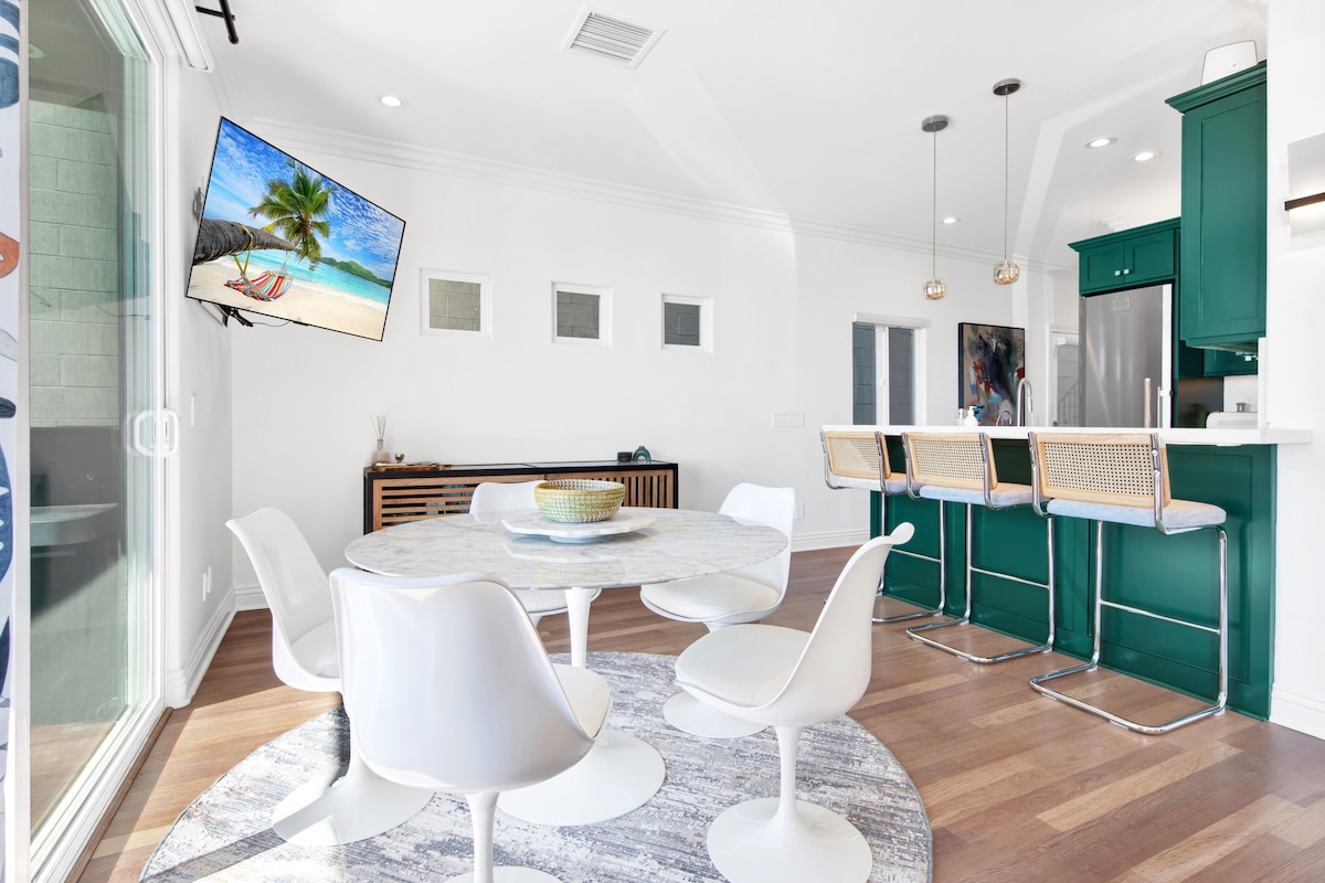 Ocean Front, Completely Renovated Beach House.