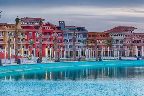 波尔图沙姆度假村（ Porto Sharm Resort ）整间度假村，可欣赏湖景