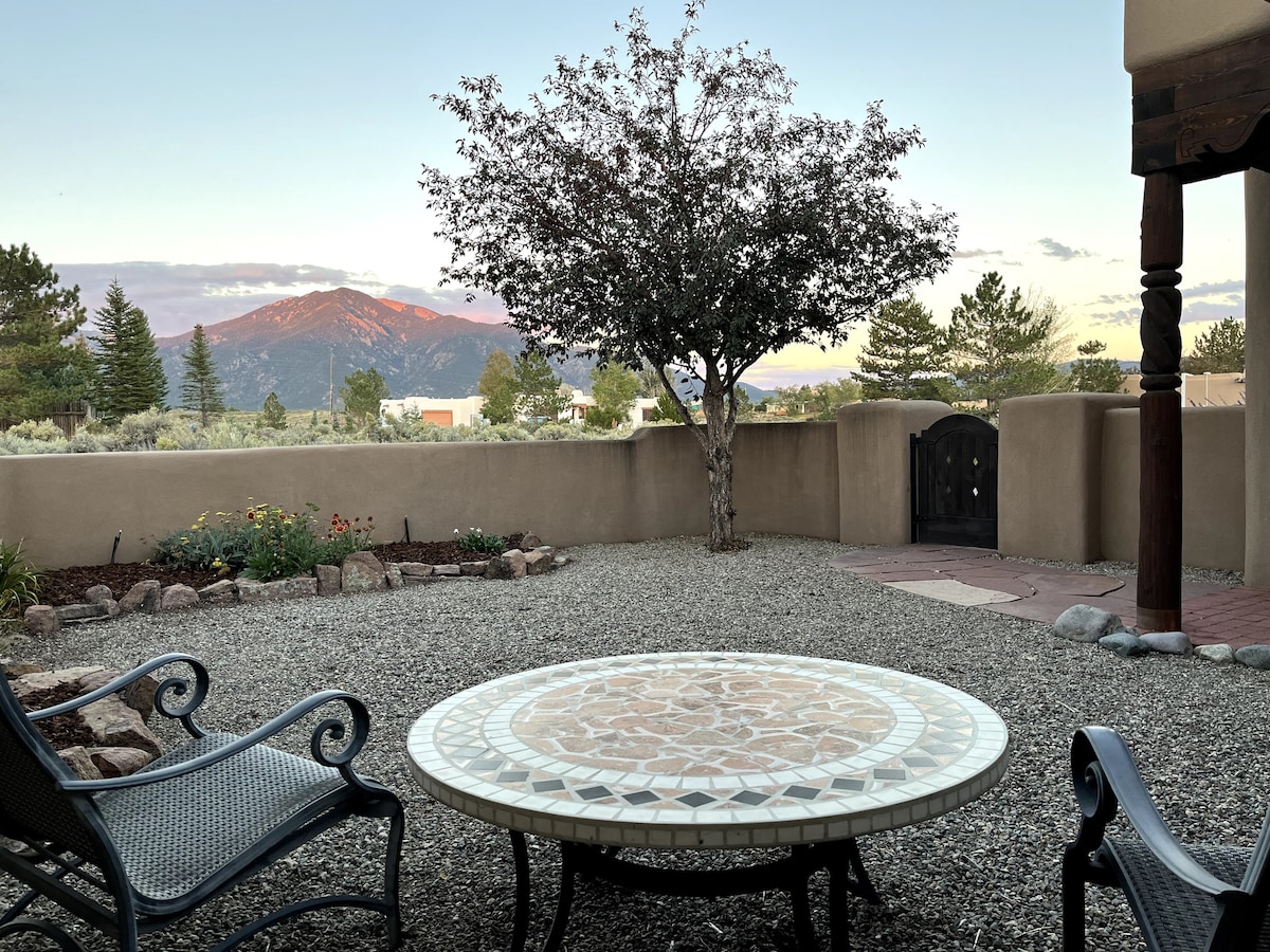 Namast 'ye in Taos Valley -令人惊叹的Adobe Home ！