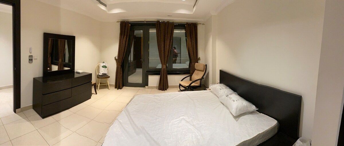 宽敞的双卧室公寓，带阳台，位于多哈市中心