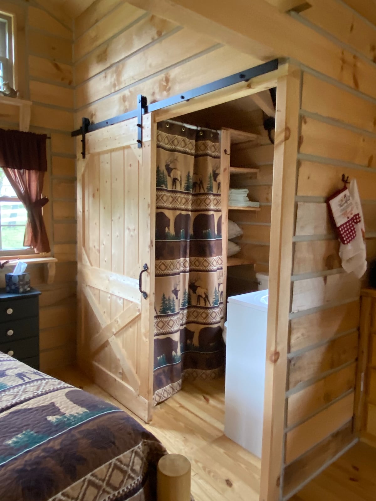 舒适的乡村小木屋，配备热水浴缸