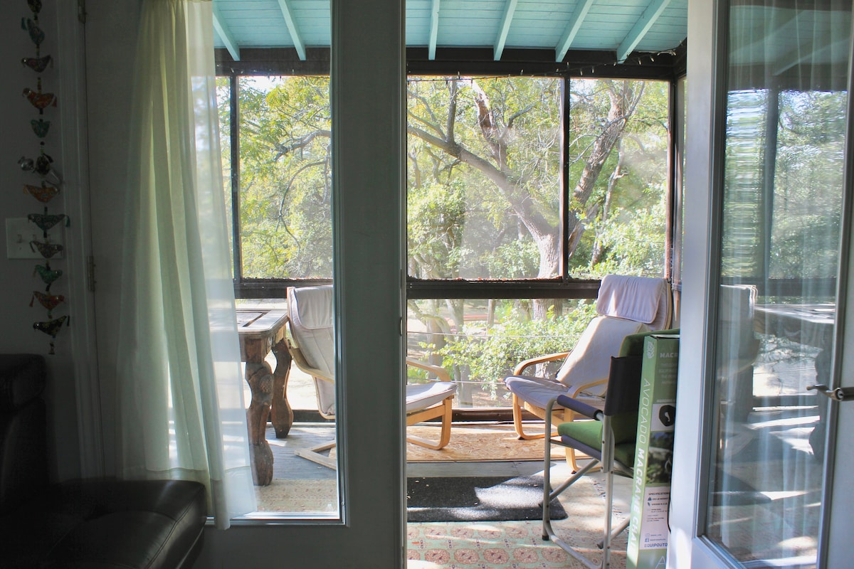 Scenic Treehouse Apartment