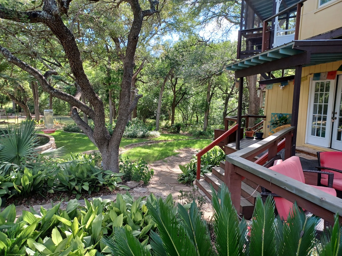 Scenic Treehouse Apartment