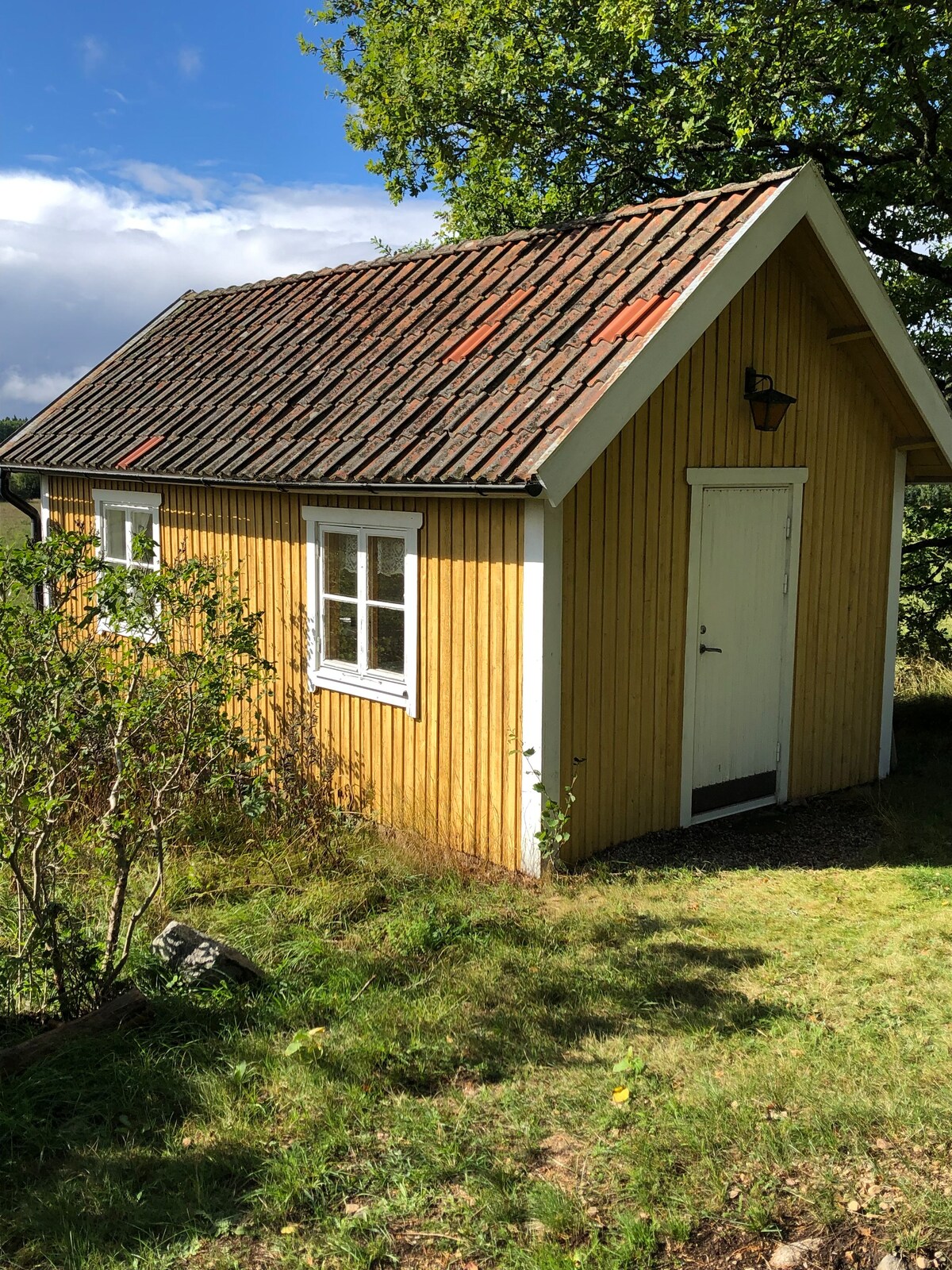 Idylliskt boende vid badplats och vandringsled.