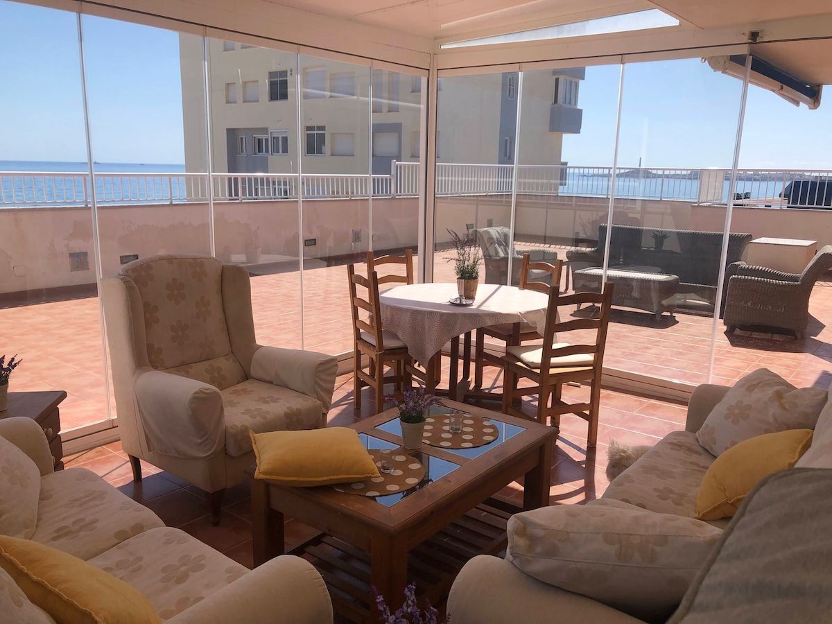 可欣赏壮丽地中海景观的顶层公寓。