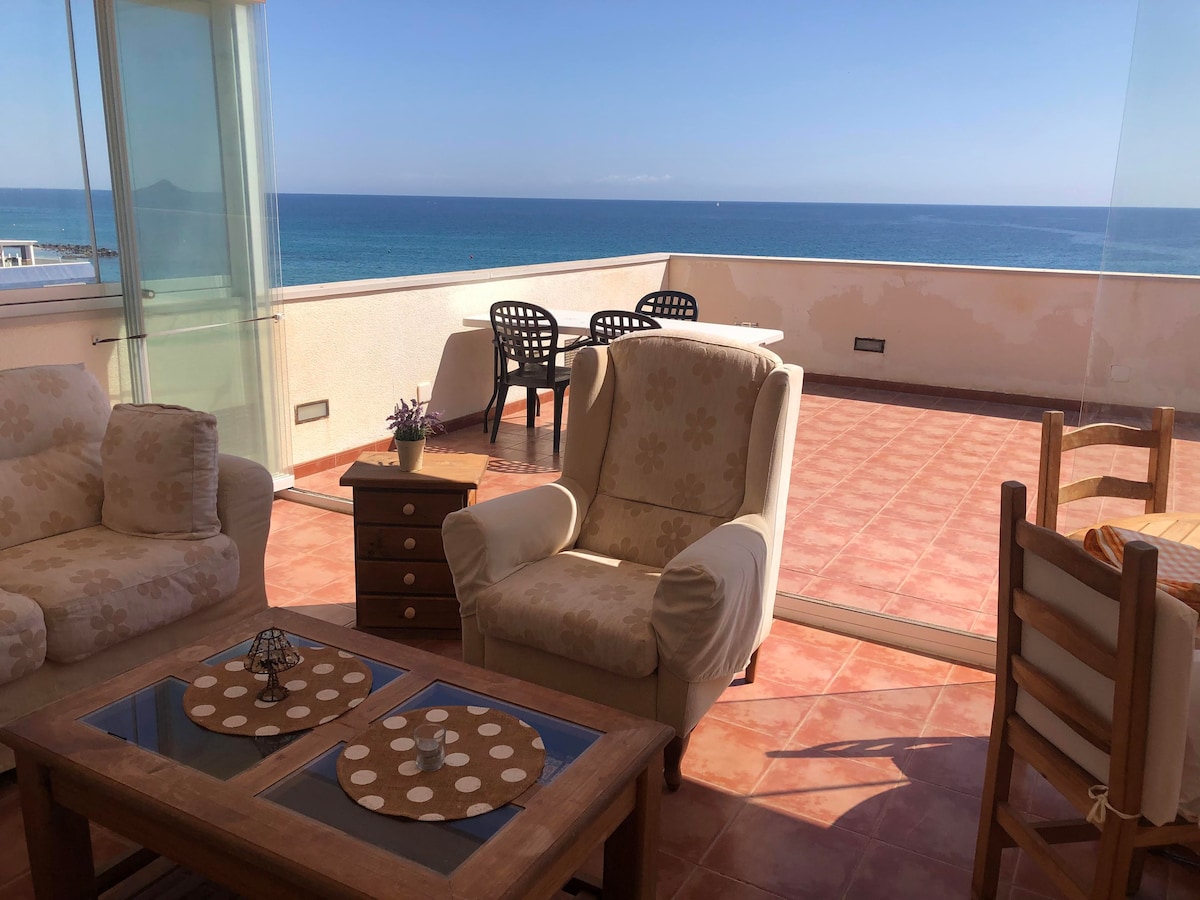 可欣赏壮丽地中海景观的顶层公寓。