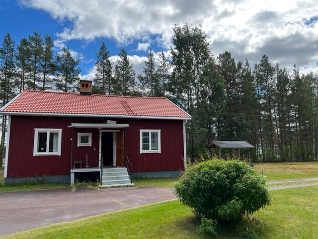 Villa i två plan med lillstuga och grillplats.