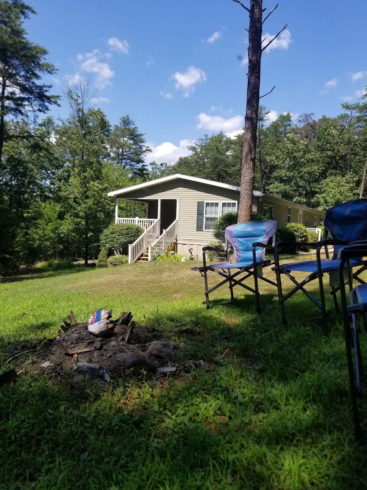Cozy secluded 3 bedroom 2 bath with outdoor hottub