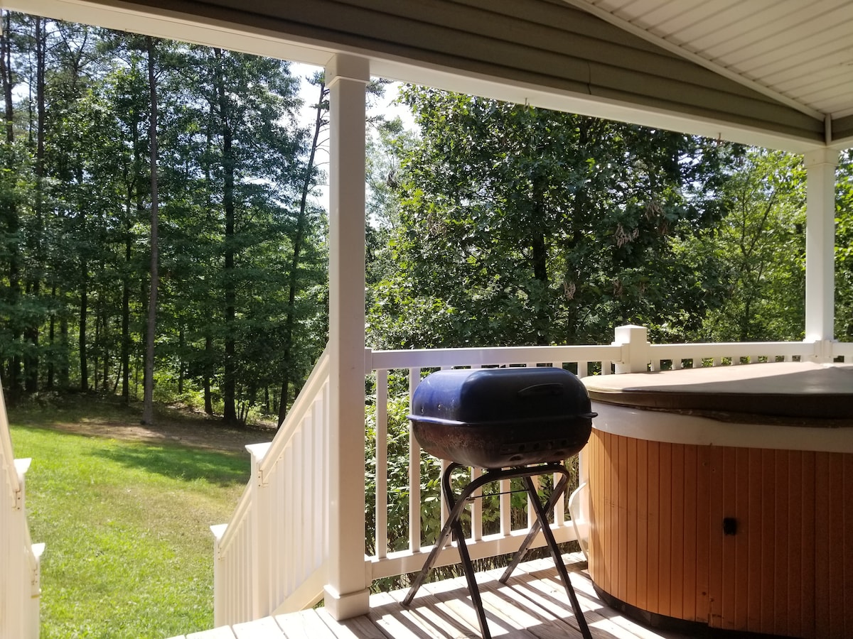 Cozy secluded 3 bedroom 2 bath with outdoor hottub