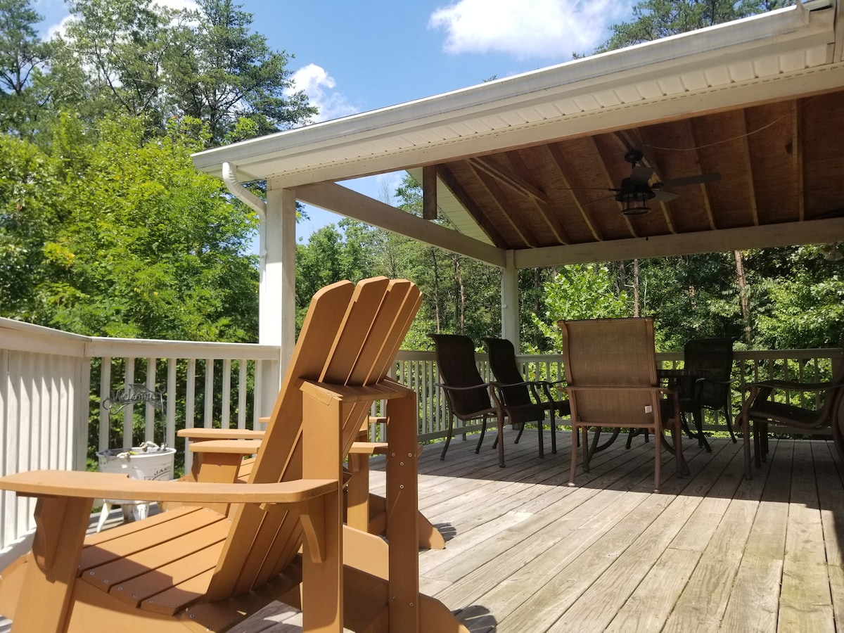 Cozy secluded 3 bedroom 2 bath with outdoor hottub