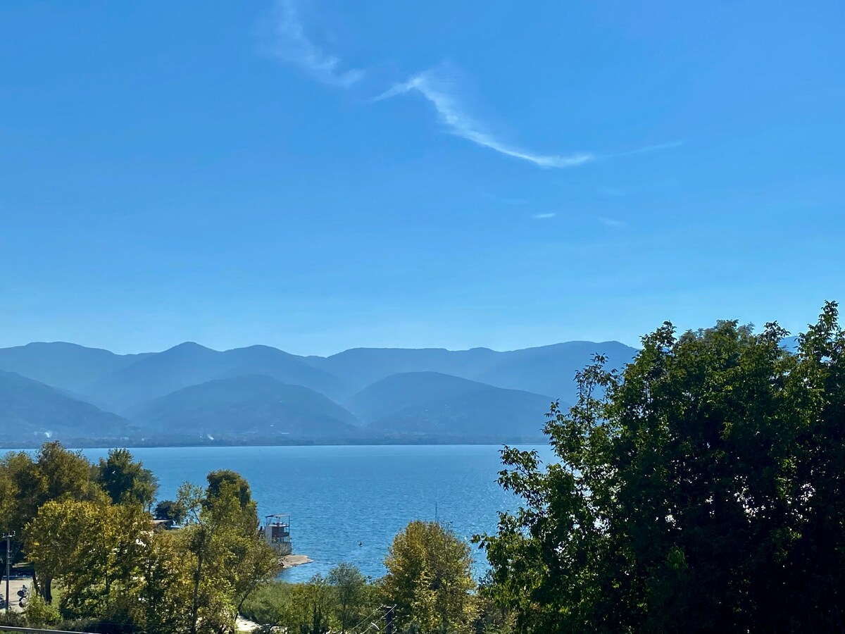 完全独立的别墅，带泳池，可欣赏萨潘卡湖的美景