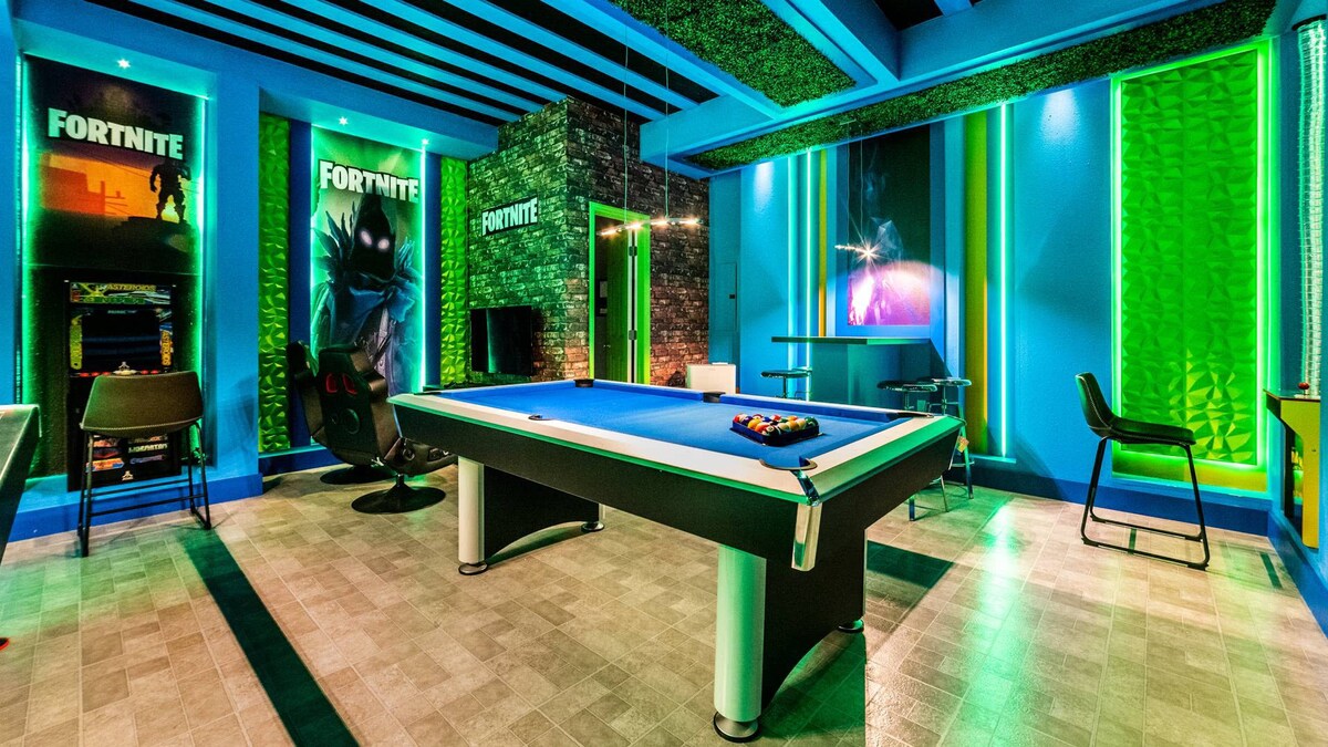 Sunny 9BR Villa W/Amazing Games Room & Hot Tub