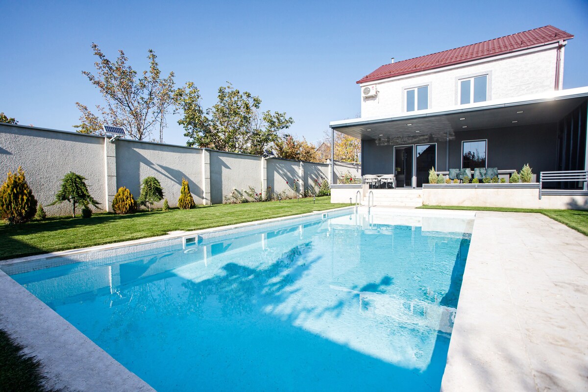 Cheerful 2-bedroom villa with pool