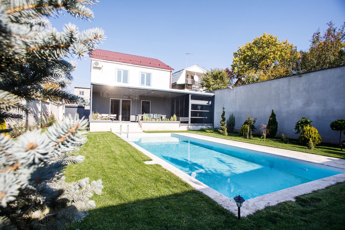 Cheerful 2-bedroom villa with pool