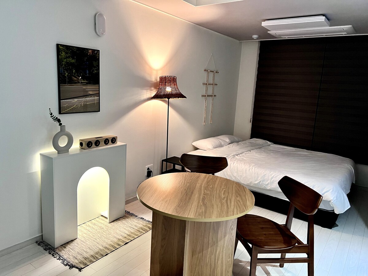 房间1806 Mistay Dongseong-ro ：安全舒适的空间，每日更换床上用品，免费停车， Netflix和城市景观