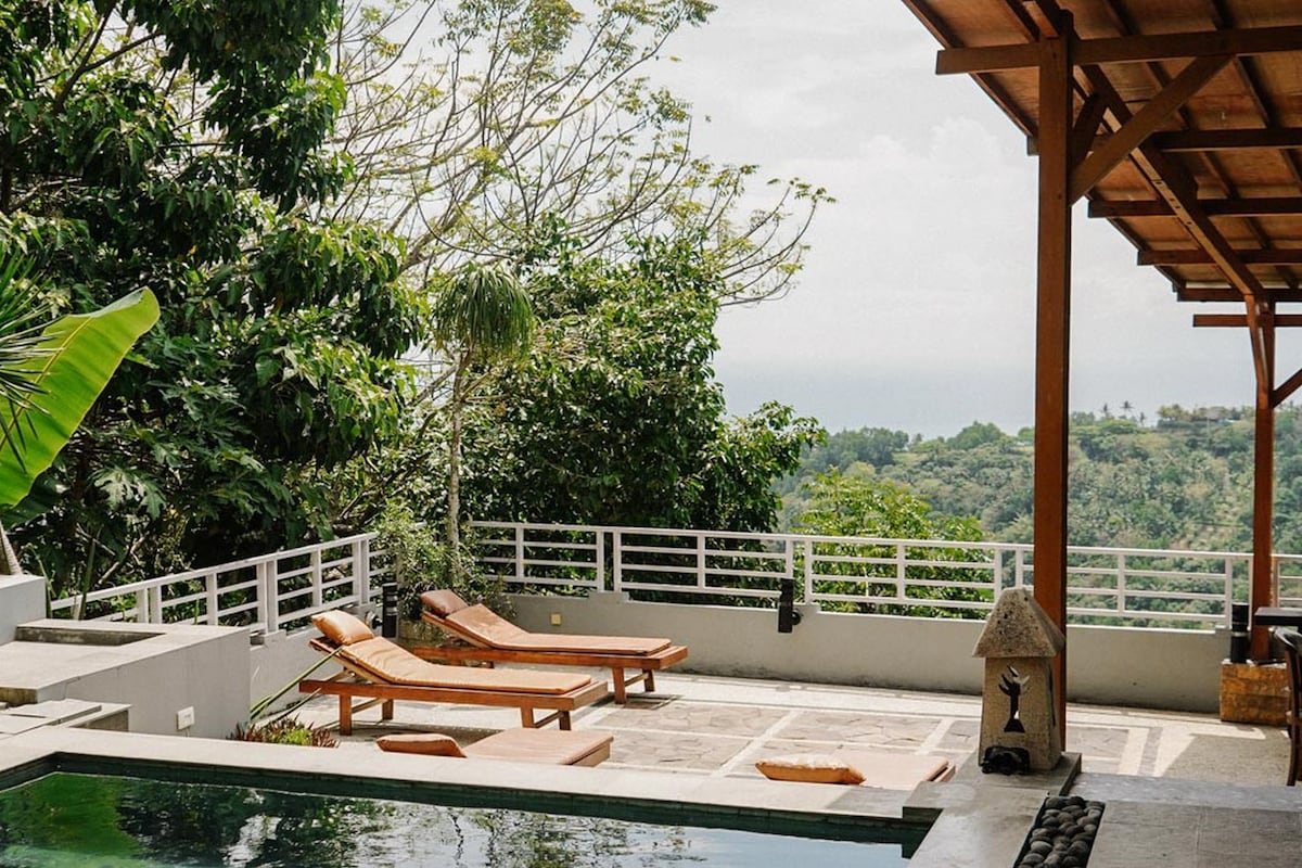 Peaceful Private Room in Senggigi with Hill View