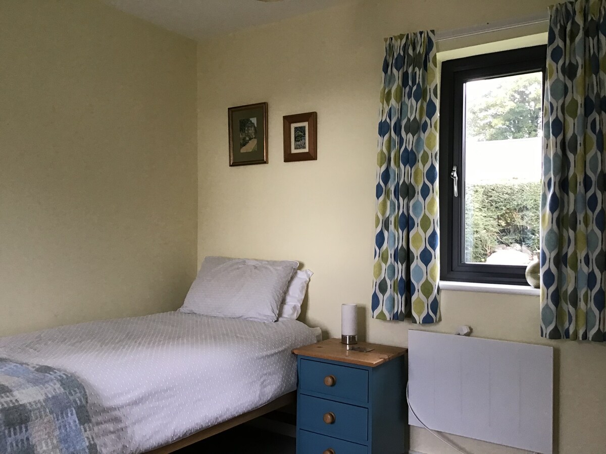 Quiet twin room near Narberth and coast path