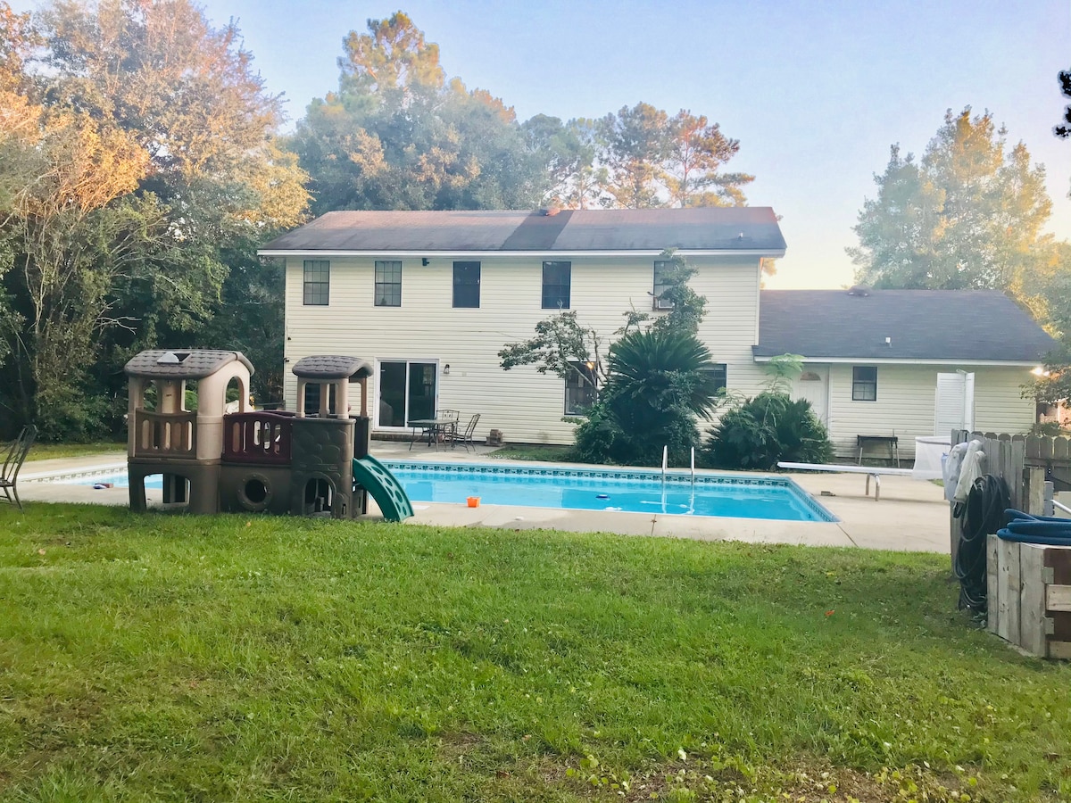 Large home with 4 bedrooms & Pool