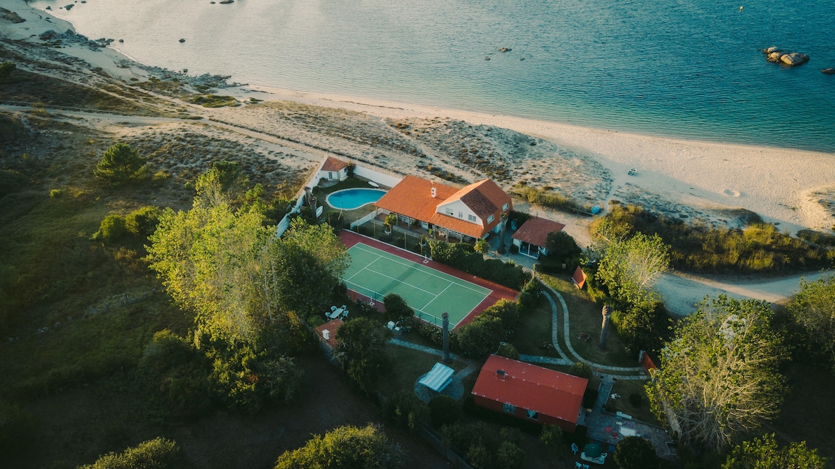 Villa “Os prados” del 1974 a pie de playa