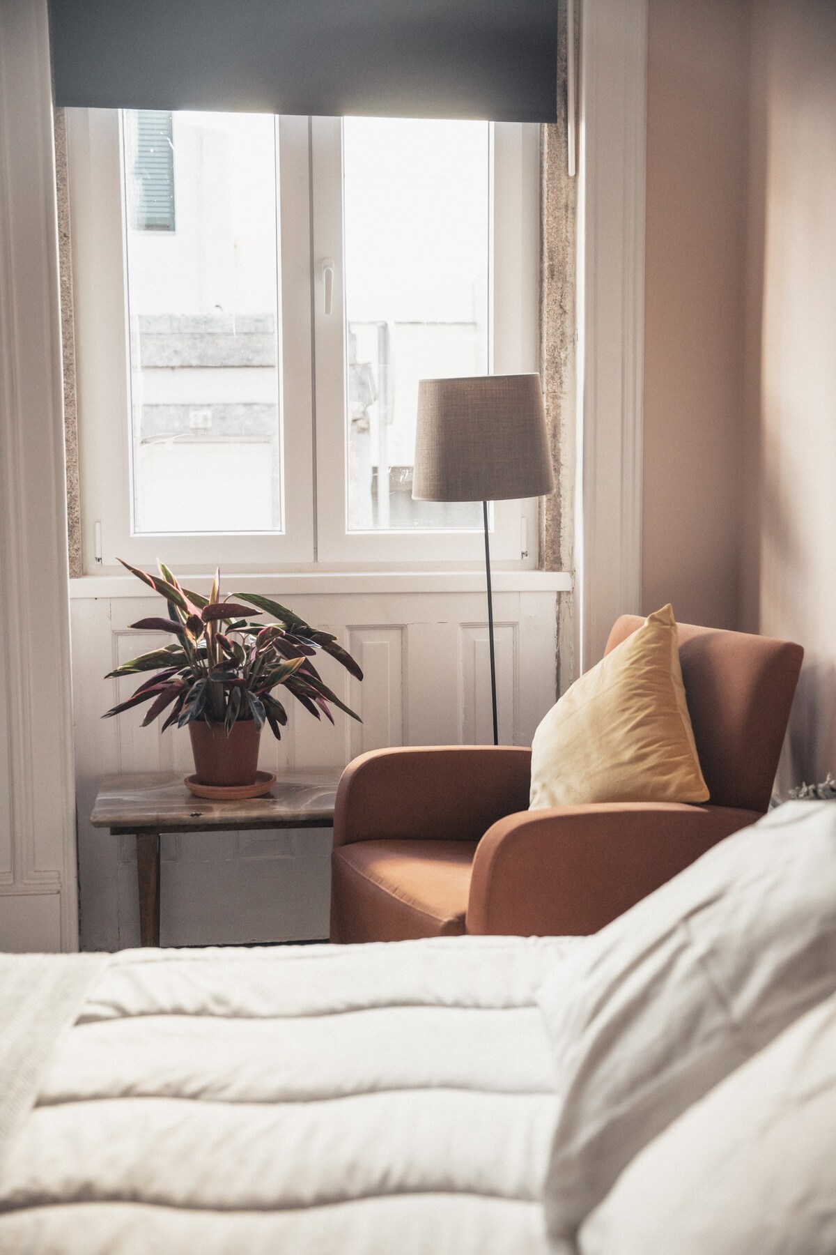 Spacious bedroom in centre townhouse garden