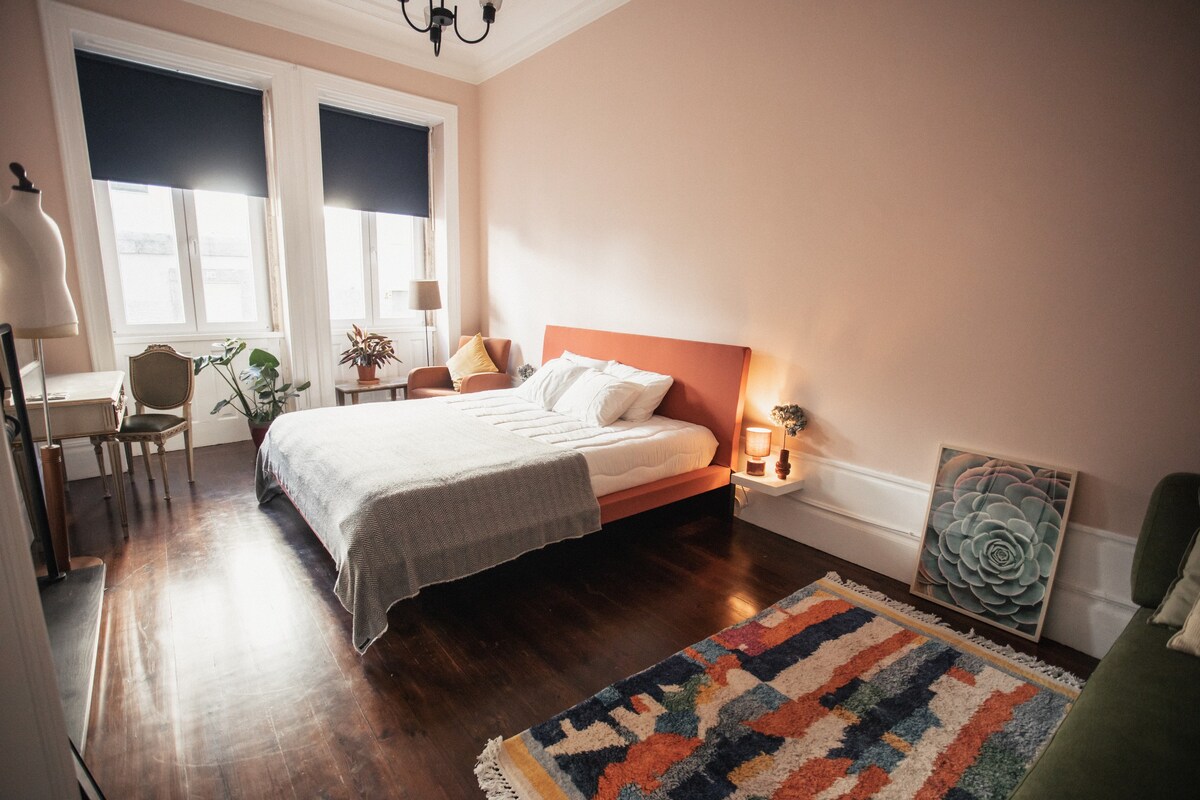 Spacious bedroom in centre townhouse garden