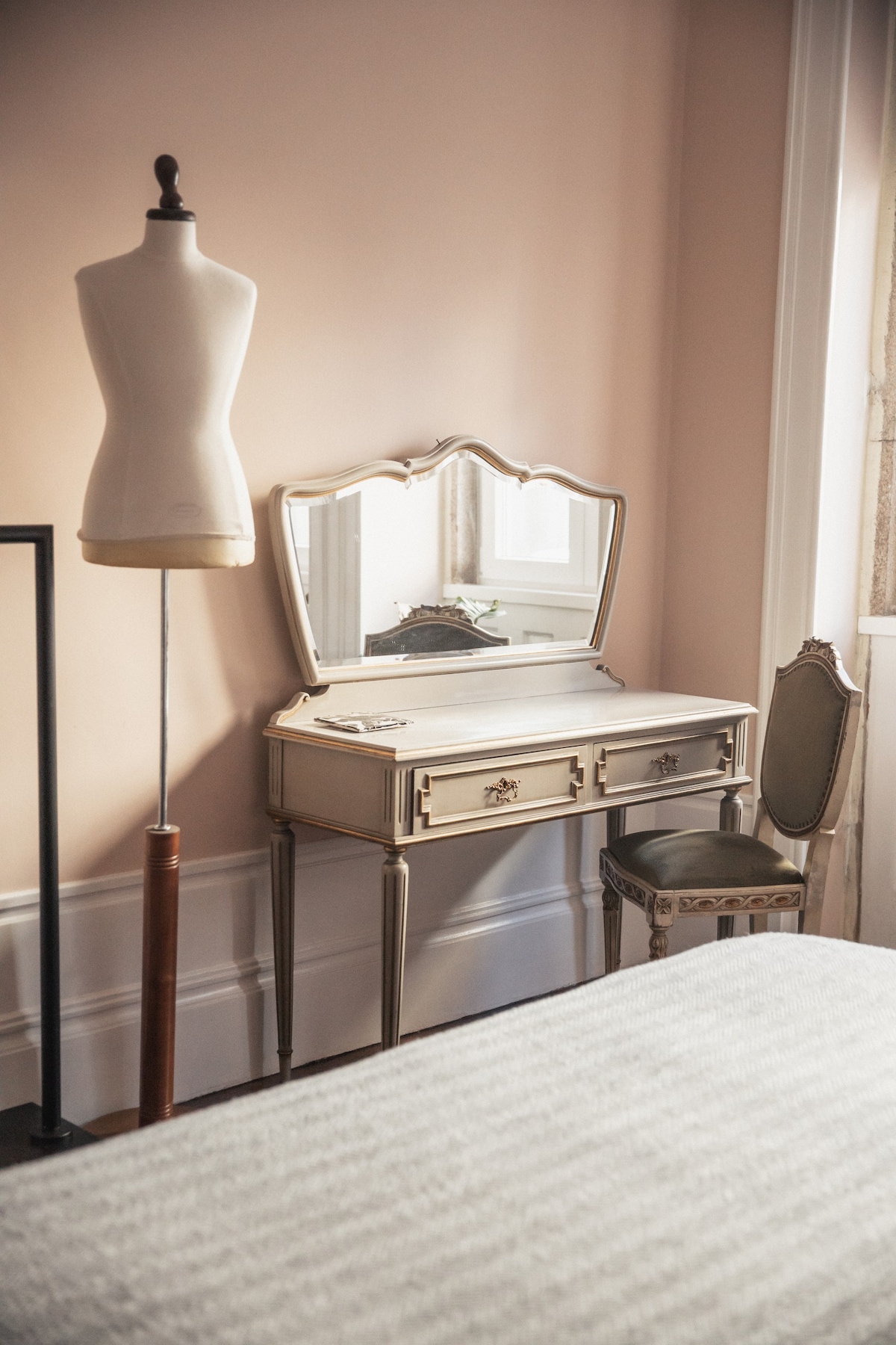 Spacious bedroom in centre townhouse garden