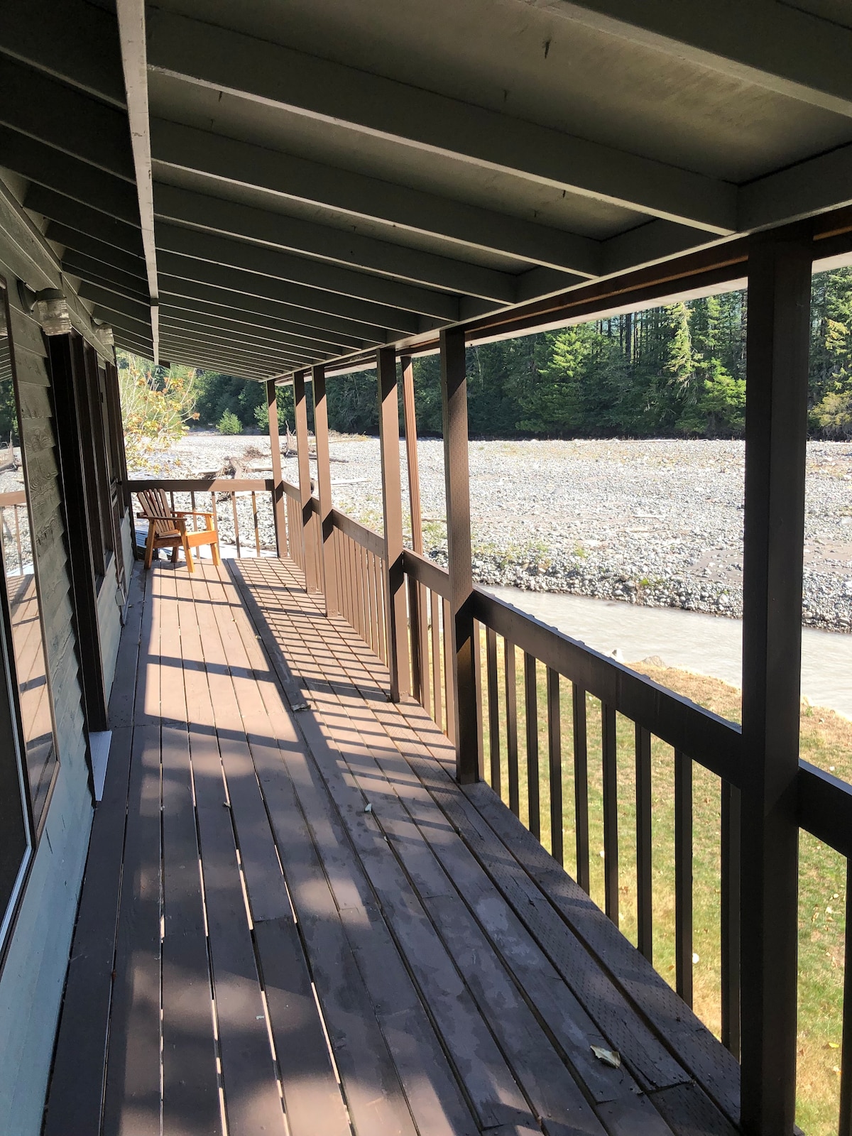 Large 4.5 BR River waterfront cabin in Greenwater