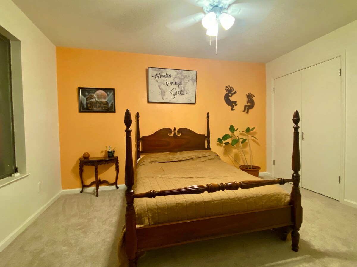 Warm room close to downtown