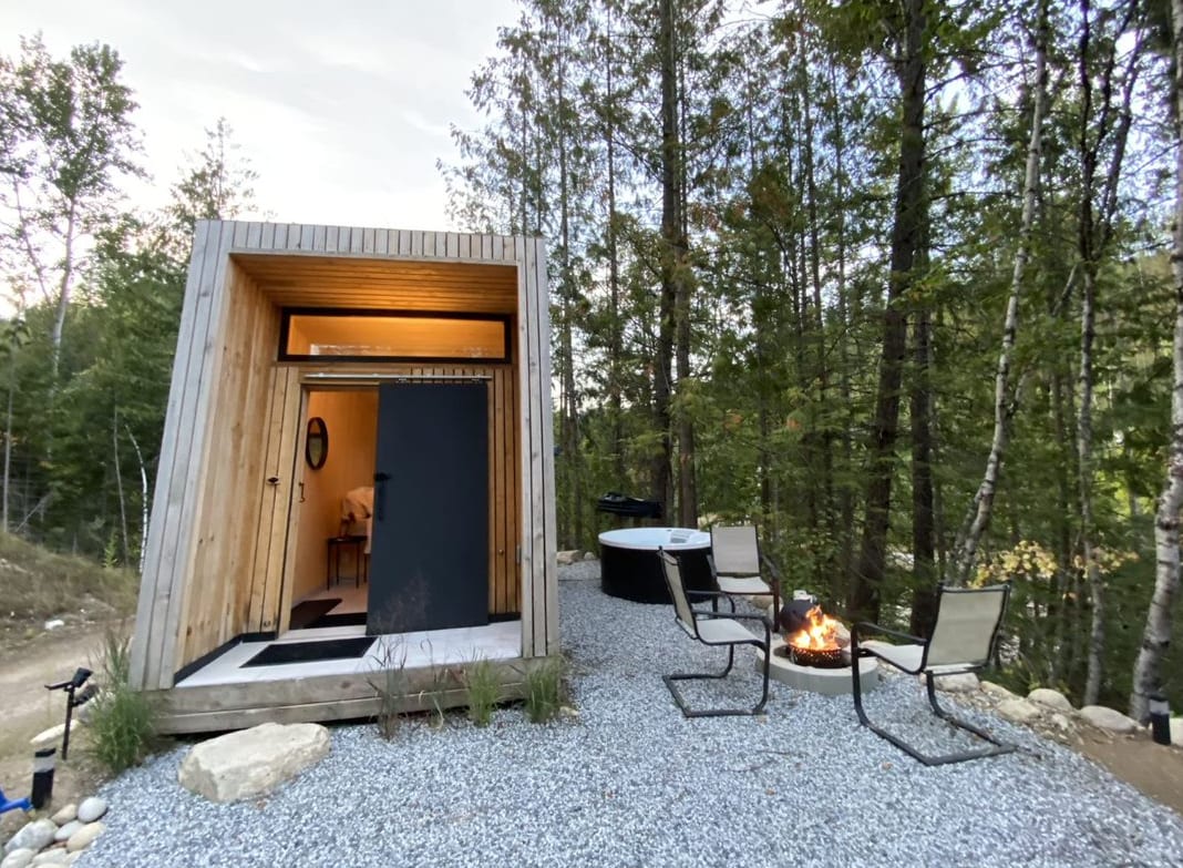 热水浴缸和斯堪的纳维亚微型小木屋