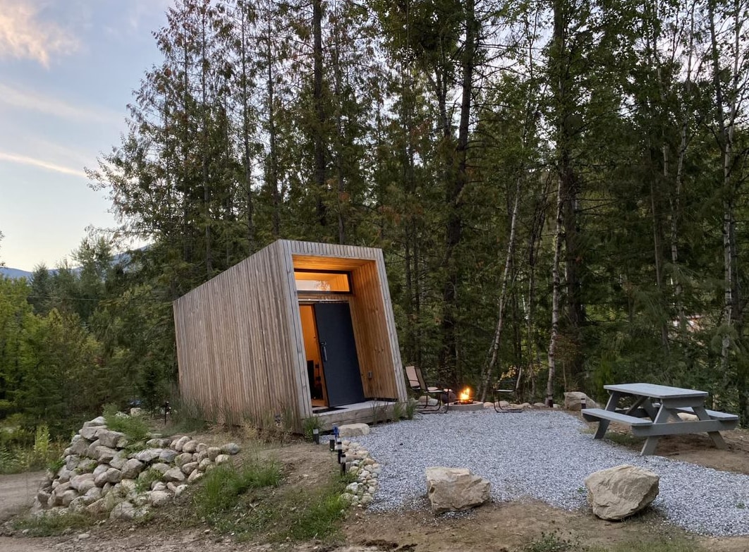热水浴缸和斯堪的纳维亚微型小木屋