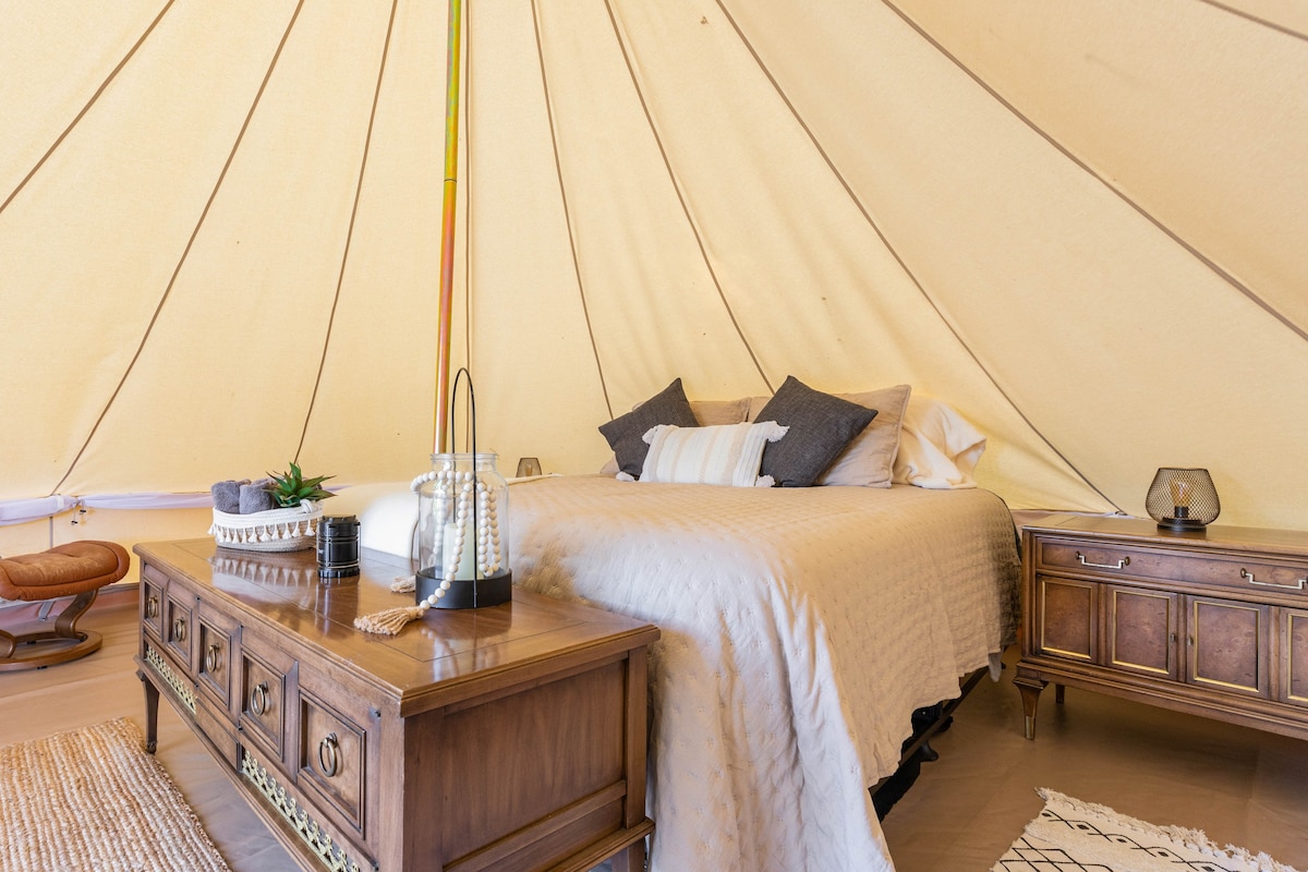 Groveland Great Glamping ， 270平方英尺钟形帐篷。