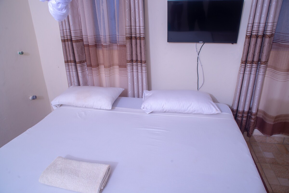 双人房，每间客房均配有一张床和一个游泳池(B)
