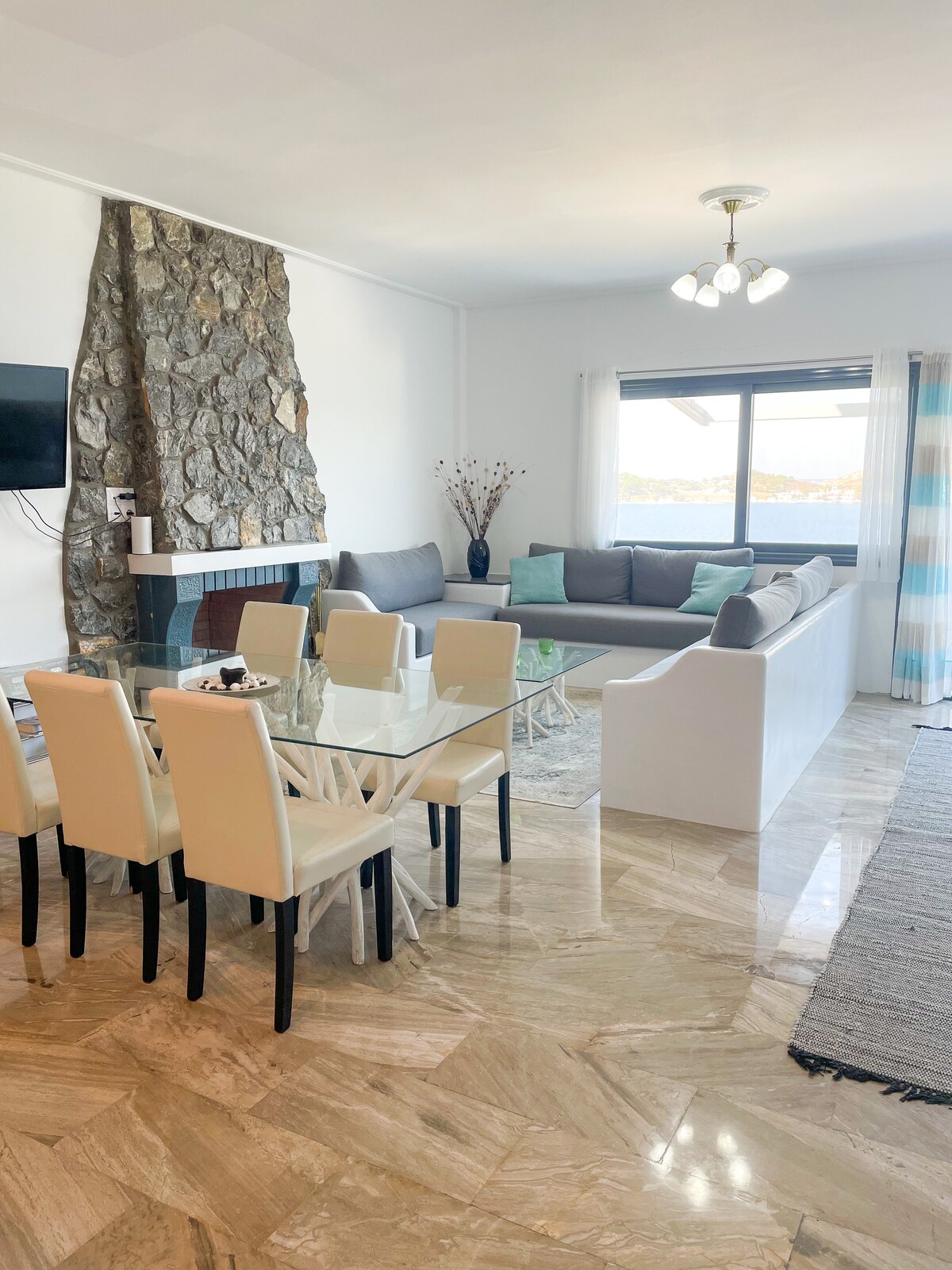 Amphora – Luxury two-bedroom with waterfront view