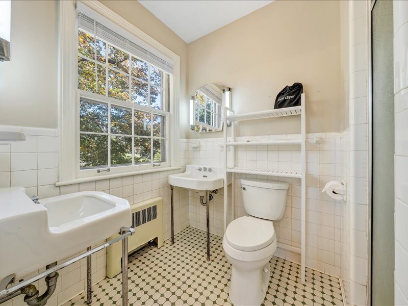The Oakdale Inn-Suite 2A with private bathroom