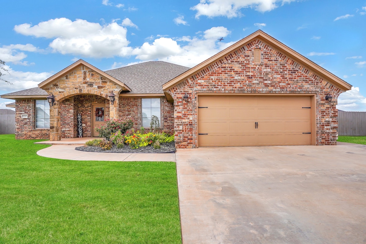 Spacious 5-bedroom home in the heart of Altus!