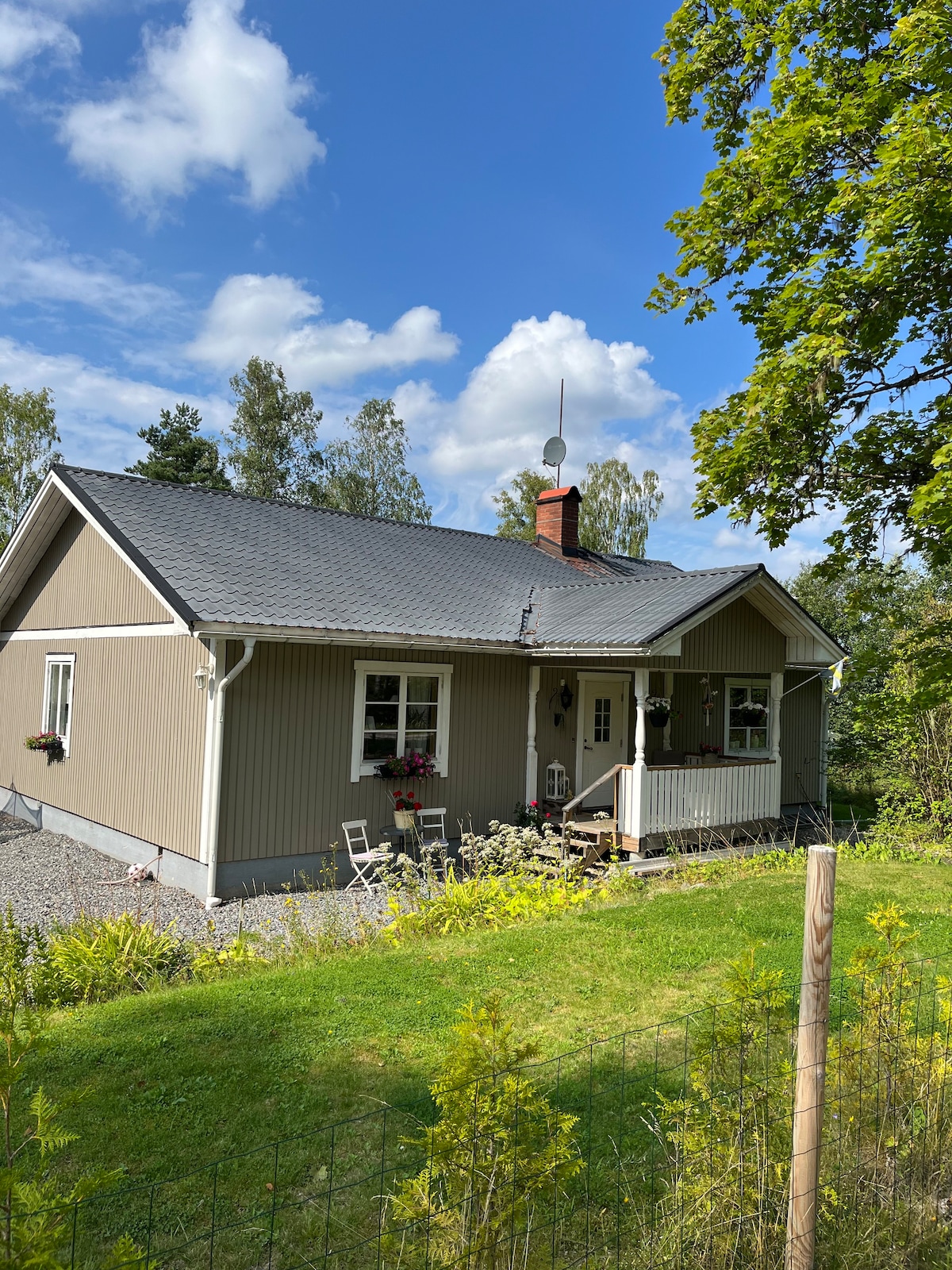 Härligt hus med egen brygga bålpanna och badtunna.