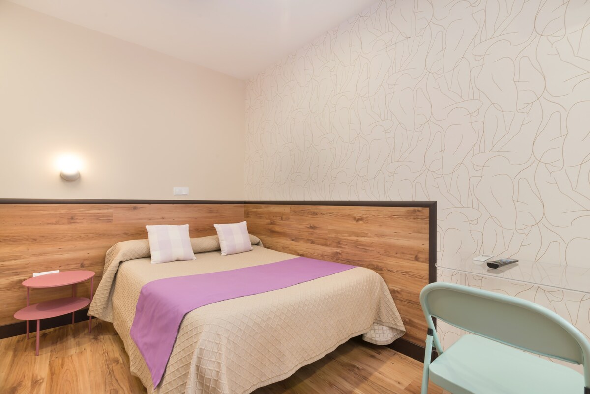 马德里市中心的双人客房立式床垫+额外的床
