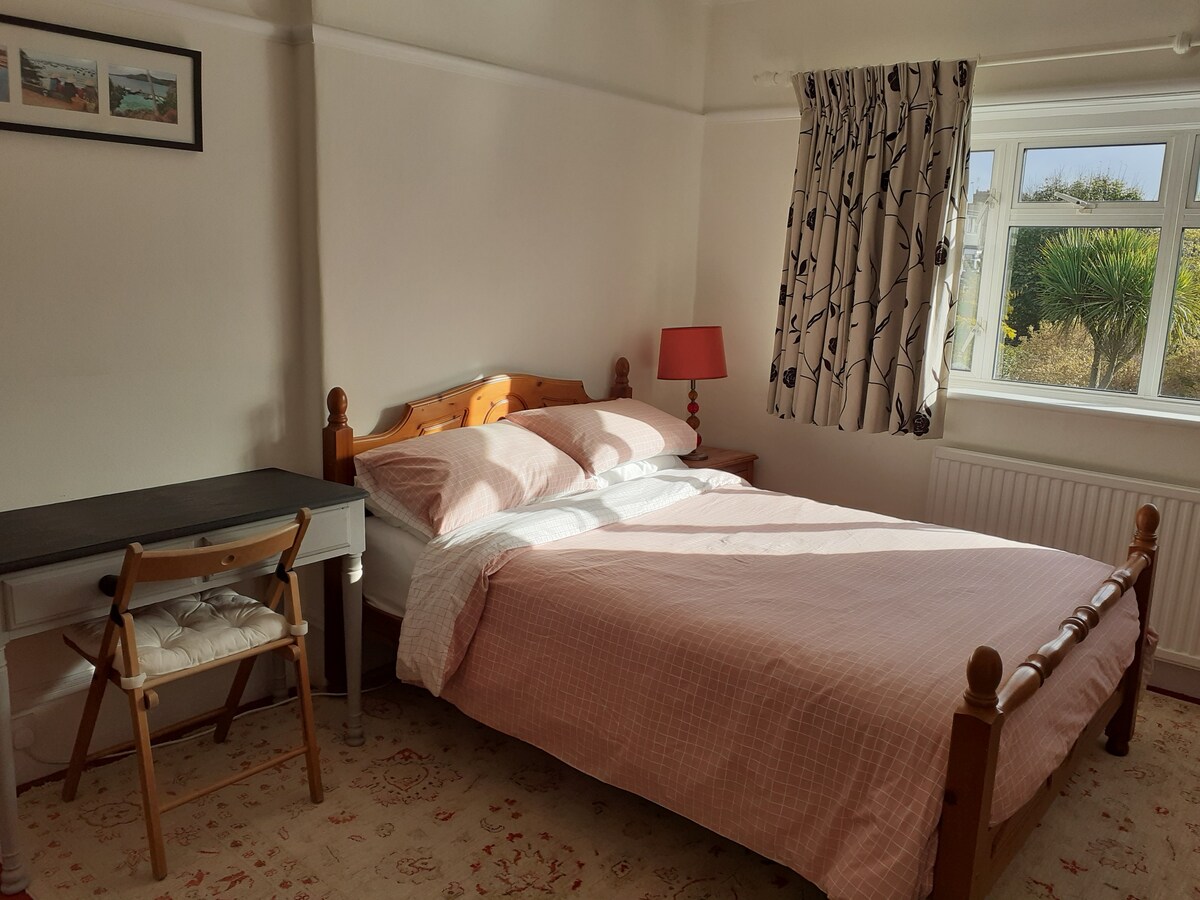 Cosy bed and breakfast in lovely leafy SW London